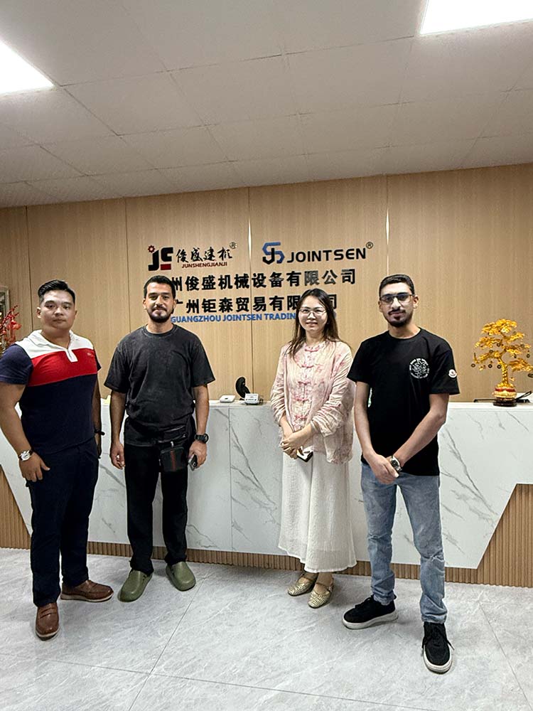 Global Partners Muling Nagsama-sama sa Canton Fair: Ang Malalim na Pag-uusap ay Naghahanda ng Daan para sa Pinalawak na Kooperasyon sa Concrete Construction Equipment